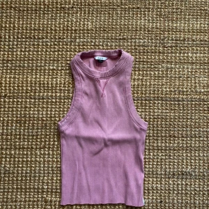 EYTYS LINNE  -  Eytys linne med kort och tight passform. Storlek XS 98% organic cotton  2% elastan 