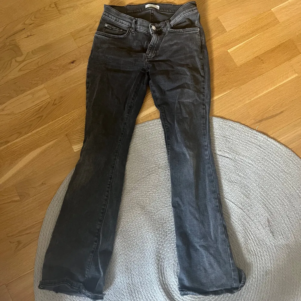 Snygga gråa boot cut jeans som aldrig komme till användning i storlek 36 och jag kan ha som har s,m. Jeans & Byxor.