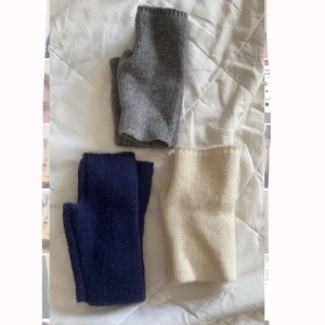 Torgvantar 3-pack - Köpta från Alva Blomdahl här på plick för ca 2 år sedan men ej använda så mycket sedan dess. Två revor på ena torgvanten på den vita/beiga. Alla 3 för 100 kr eller 50 kr styck. 