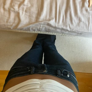 Snygga jeans - Ascoola mörkblåa lågmidjade jeans från diesel i fint skick🩷🩷 Säljer pga att de är lite för långa på mig (jag är 164cm)  Pris kan diskuteras🩷🩷🩷