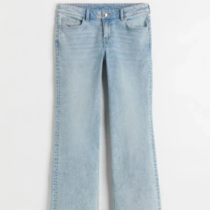 Lågmidjade flare jeans - Säljer mina lågmidjade flare jeans ifrån h&m då de är för korta för mig. (Inte exakt dem på bilden, skriv för egna bilder)💞
