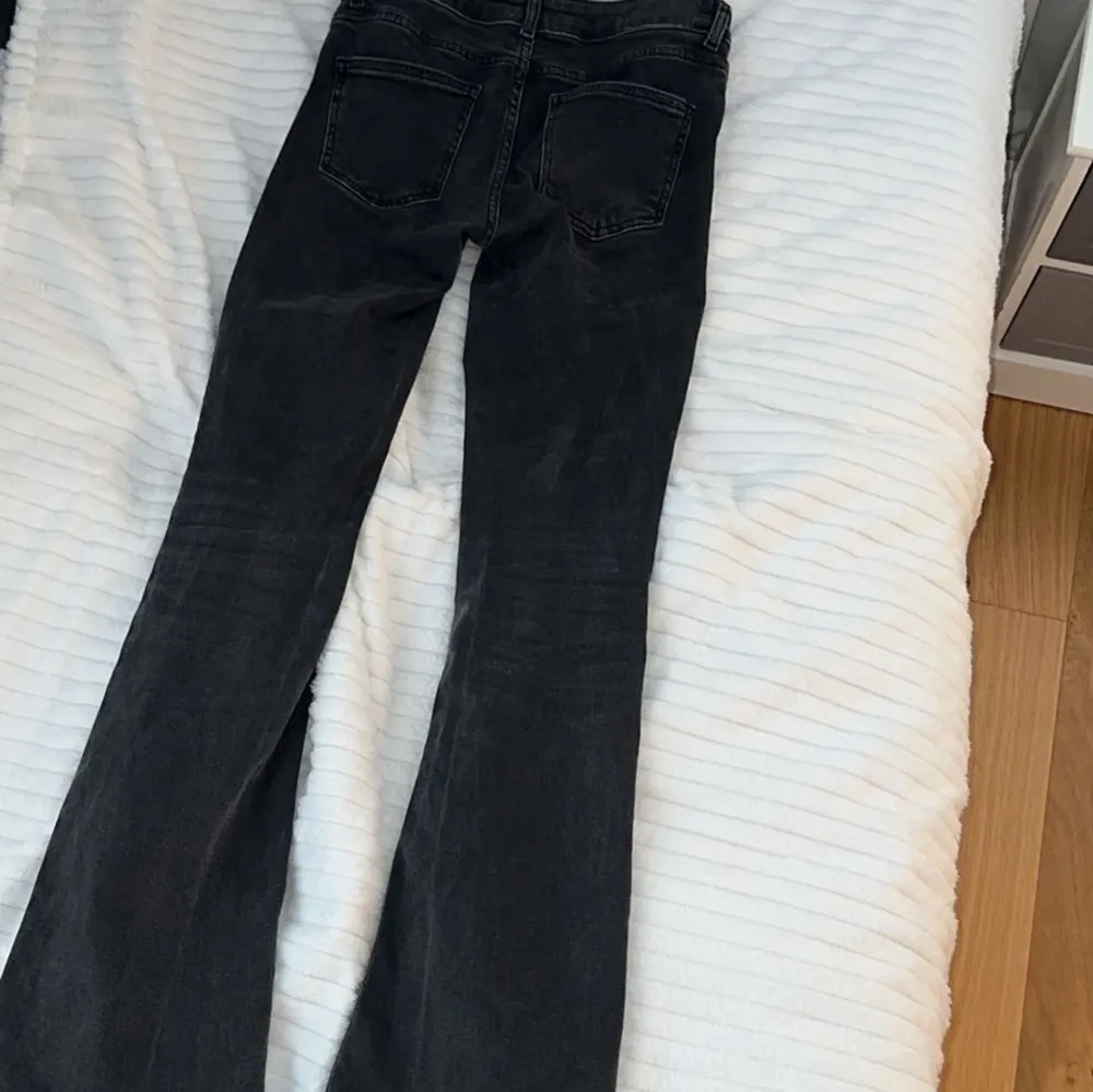 Från Lager 157, Xs lengh full. Säljer då den sitter lite tight i midjan (brukar använda storlek 36 i jeans) Jag är 171 cm och längden funkar. På lagers hemsida kan de köpas för 400kr, där heter de ”low boot” . Ni står för eventuell frakt ❣️. Jeans & Byxor.