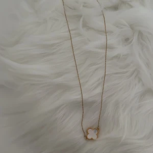 Vancleef halsband - Vancleef halsband Ej äkta Platerat i guld så missfärgas INTE 