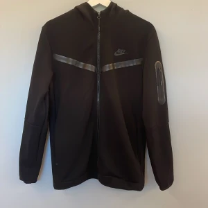 Nike tech fleece  - Storlek S modell på bild är 183cm inga skador eller defekter 