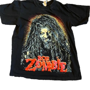 Rob zombie t-shirt bandtröja - nyskick :) har stl S och den satt som oversize på mig