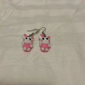 handgjorda kaninörhängen - aldrig varit använda så är fräscha och fina!🌸✨köparen står för frakten