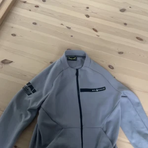 Sail racing hopdie - Grå Sail racing hoodie i storlek XS. Nyskick, använd endast 3 gånger. Bättre pris vid snabb affär