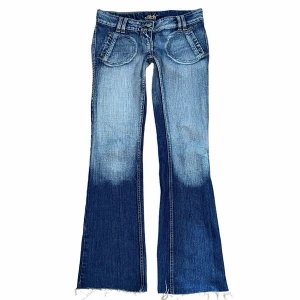 Vintage lågmidjade utsvängda jeans - Vintage bootcut lowwaist blåa jeans med snygg wash och coola fickor från Jennyfer, strl M❤️ // midja 39cm, längd 102cm, innerbens 84cm