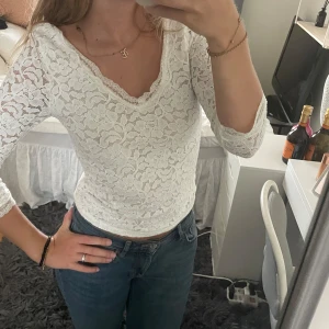 Spetstopp  - Jäääätttesöt spets topp med trekvartsarmar 