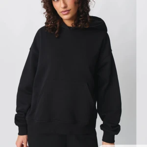 Hoodie Gina tricot - Säljer min svarta hoodie från Gina tricot då jag köpt en ny i en annan storlek! Så gott som ny, inga defekter. Ordinarie pris 359kr därav nypris. 