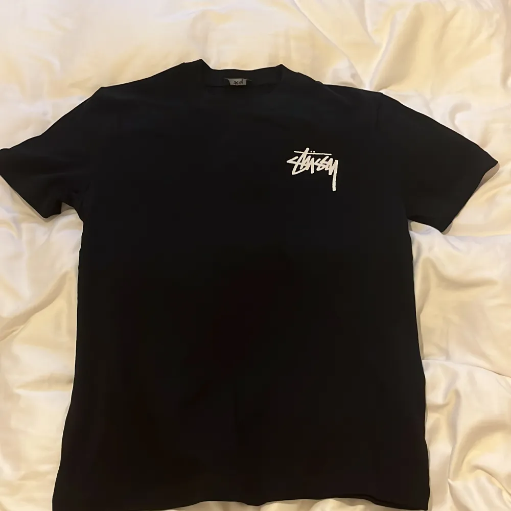 Stussy t-shirt, storlek M, aldrig använd så i väldigt bra skick. Säljer på grund av att den är för stor på mig. Pris kan diskuteras. T-shirts.