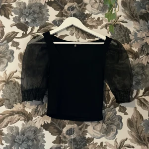 Svart blus - Lite sönder i armen men annars ganska ny