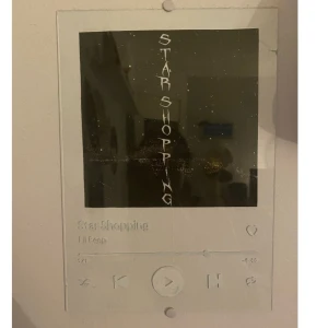 Starshopping lil peep glastavla - Jättecool lil peep glastavla som man kan ha på väggen