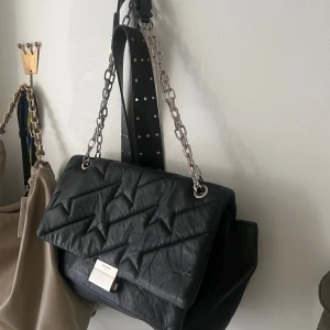 Zadig väska - Zadig väska i svart läder, den är perfekt storlek du får plats med allt du behöver egentligen. Silvriga detaljer, använd men fortfarande väldigt fint skick💕