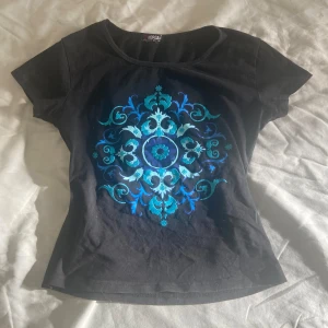 Croppad tshirt - Y2K croppad tshirt med snyggt mönster, använd fåtal gånger men inga defekter förekommer. Fråga gärna om fler bilder <3