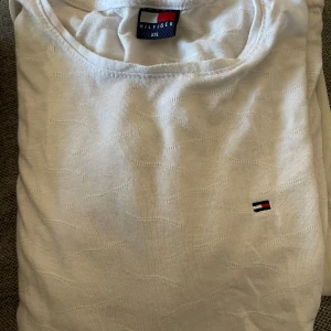 Tommy Hilfiger t-shirt - Använd men i gott skick! Storlek XXL men något liten i storleken, skulle mer säga att den är som M/L. 