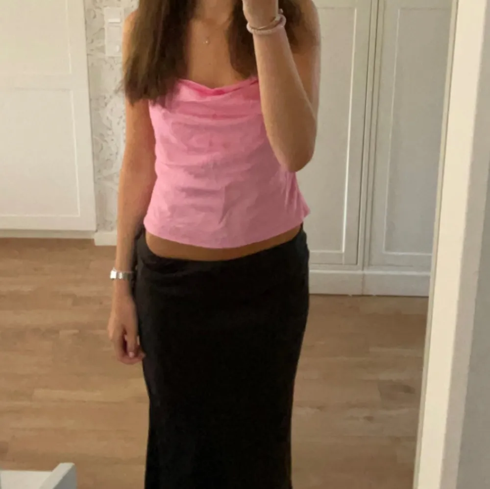 Superfin rosa satintopp från zara, använd ett fåtal gånger!💗💗💗. Yläosat.