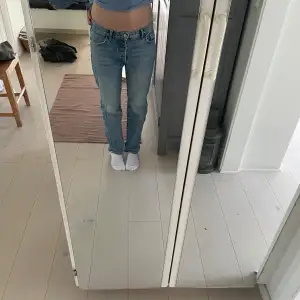 Zara jeans low waist/midwaist med straight fit. Har knappar istället för dragkedja. Trendiga jeans!🙌🏻