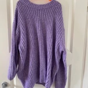 Lila stickad tröja  - En oversize stickad tröja. Helt oanvänd. Perfekt till hösten/vinter💜