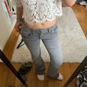 Gråa lågmidjade jesns - (Lånade bilder!) Jätte fina jeans som tyvärr inte kommer till andvändning! Skriv om ni ha frågor🩷