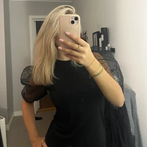 Puffig topp - Svart topp med puffärmar, använd endast vid ett tillfälle (nyår) ❤️passar s och xs, pris kan såklart diskuteras 