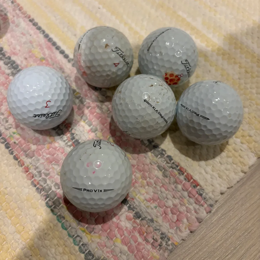 Hej säljer nu diverse olika golfbollar! Har allt från ProV1x, ProV1, andra titles bollar, Callaway, Wilson, Srixon och fina Taylermades! Kom privat med vad ni söker för bollar så kommer vi överens om pris ihop!. Övrigt.