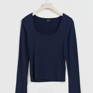 Gina tricot soft touch jersey top - Säljer denna söta toppen då den inte kommer till användning längre💞💞 Köpt i april men endast använd 2 gånger🫶🏽💞💞 Skriv för fler frågor/bilder🙌🏽💞💞