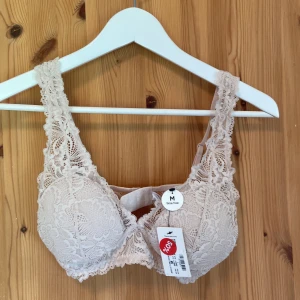 Rosa BH - söt rosa bh i storlek M, aldrig använd med prislapp kvar😍