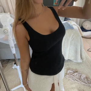 Två basic linnen - Två skit snygga linnen som är helt oanvända från zara. Säljer båda tsm!