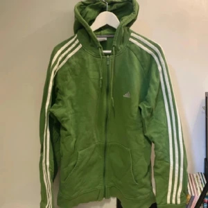 Adidas hoodie💚 - Superfin!