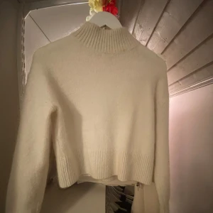 other story’s tröja - Säljer min fina stickade tröja som är köpt på other storys för ungefär ett år sedan, endast använd fåtal gånger så inprencip ny skick. Köpt för ungefär 800kr och säljer nu för 300kr