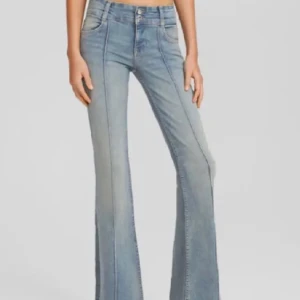 Slutsålda jeans - Kom privat för egna bilder, det är mycket bra omhändertagna och har inga defekter! OBS. kommer kunna frakta den 13e Agusti💗