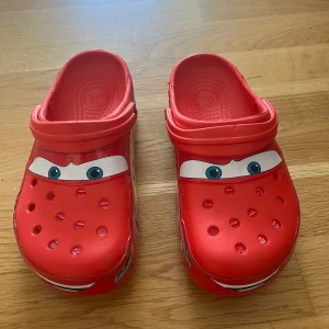 Blixten mcqueen crocs - använda 1 gång, super fint skick storlek 37🥰