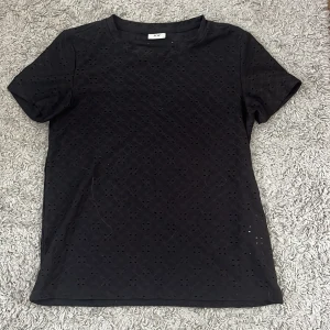  T-shirt Svart  -  En jättefin t-shirt som Only💕 Går att Förhandla pris💕