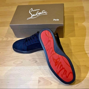 Louboutin  - Ett par helt nya Louboutin skor, i färgen marinblå och storlek 43. Fick dom i present men dom var tyvärr för stora så nu vill jag sälja dom, Allt tillkommer.