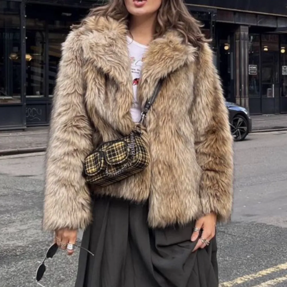 Beige pösig pälsjacka. Den har inga synliga defekter och är i gott skick. Jag skulle säga att den passar både S,M och L eftersom den är oversized. Inköpt för 900kr på Beyond Retro. Perfekt inför hösten.. Takit.