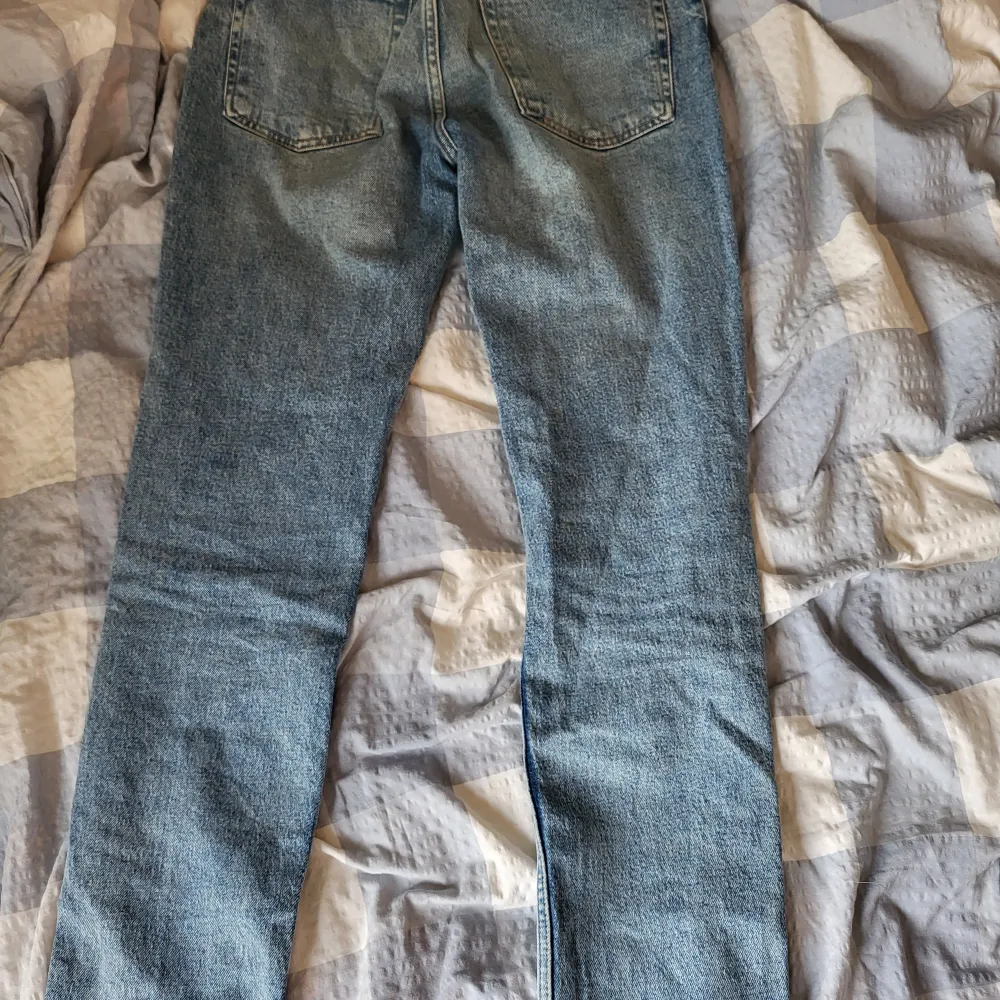 Ett par blå jeans från märket Perfect Jeans. Byxorna har en klassisk fyraficksdesign och är tillverkade i denim. De har en rak passform och är midwaist.. Jeans & Byxor.