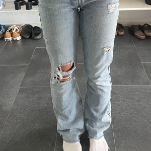 Flare jeans  - Ljusblå flare jeans ifrån Gina i storlek 32. Lite långa på mig som är 158, skulle passa för nån som är 160 ungefär. Så gott som nyskick och inga defekter. Har gjort slitningarna själv och finns inte länge att köpa. Bara skriva om du undrar något!💗 
