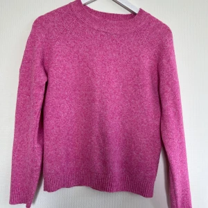 Rosa stickad tröja - Rosa stockad tröja från Vero Moda. Den har inga defekter och ser därför helt ny ut. 