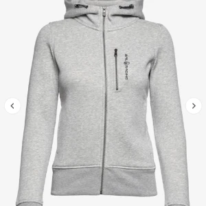 Sail racing zip hoodie - Säljer då jag inte får användning för den. Använd fåtal gånger, inga defekter 💕 Storlek 170 men passar xs/s Kom privat för flera bilder 💕 Nypris: 1000