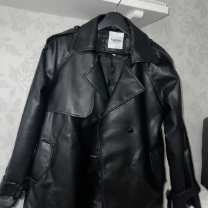 Jacka - Jacka som har använts några gånger, en del knappar är borta. En av banden på axlarna gick av så jag limmade den tillbaka men det syns inte