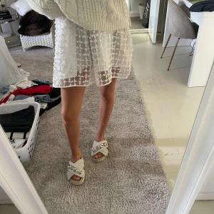 Kjol - Supersöt kjol från Zaras barnavdelning, superfin och fluffig. Går att ha i olika längder, bra skick. Strl 13-14 år men passar mig som har xs/s, oftast s. 