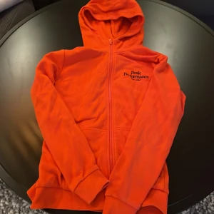 Peak performance sip hoodie - Det är en sip hoodie från peak performance som är helt oanvänd. Jätte fin.