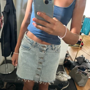 Blå mini jeanskjol - Blå mini jeans kjol med knappar från Zara! Aldrig använda! 