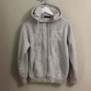 Gray MT Tuttolente zip up  - Säljer min MT zip up för den är för liten den är i 9,5 av 10 cond , skriv vid mer frågor  och minsta intresse 😊