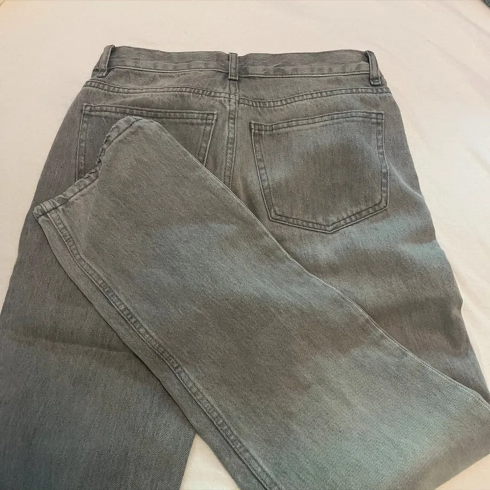 Säljer dessa jeans då de inte kommer till användning.. Jeans & Byxor.