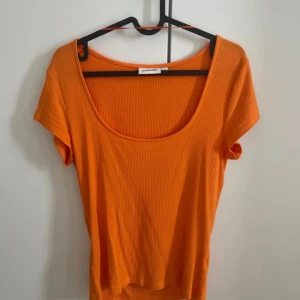 Orange topp - Kappahl - Jättefin och somrig orange topp från Kappahl, aldrig använd, nypris: 150 kr 