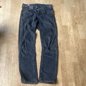 Grå jeans i bra skick W29 L32