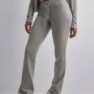 Mjukisbyxor  - Helt oanvända byxor, ligger fortfarande i beställningsåsen. Säljs pågrund av fel storlek! 