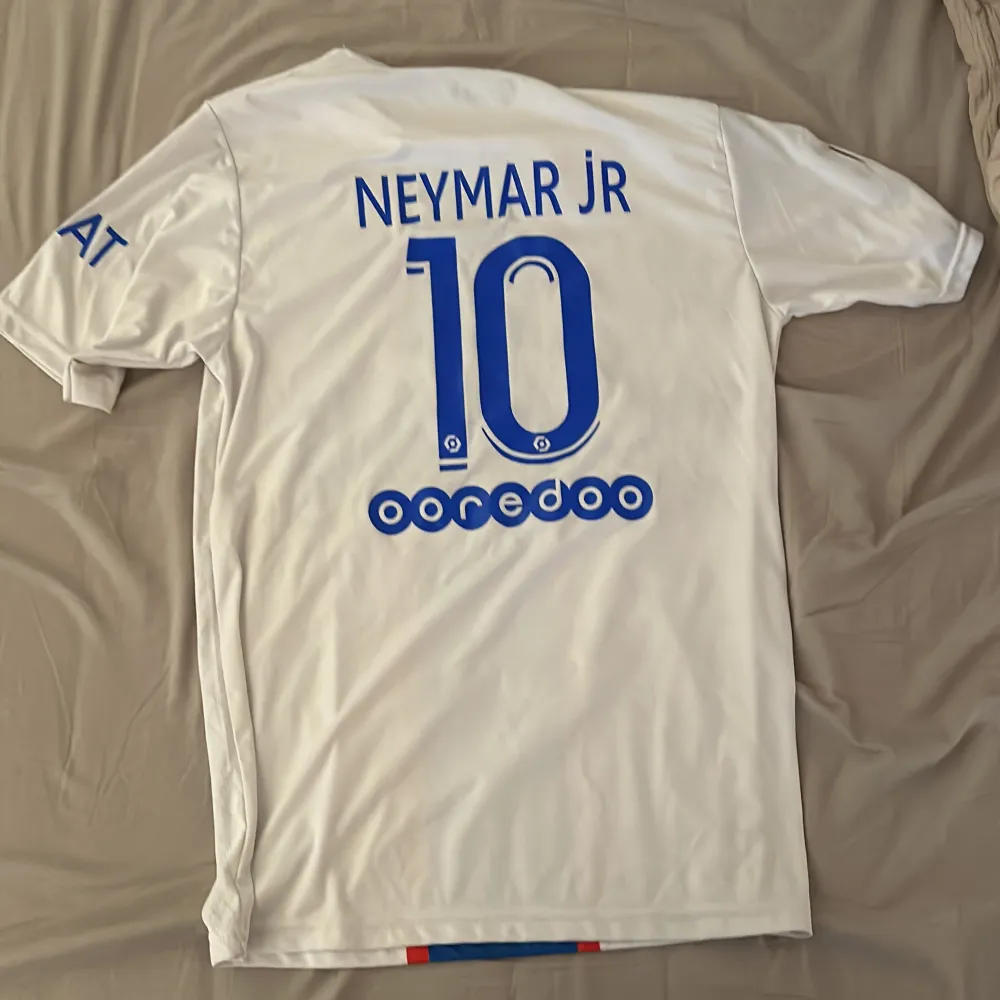 Snygg psg tröja med neymar på ryggen. Riktigt go att ha på sig på varma dagar. Skriv vid funderinga.. T-shirts.